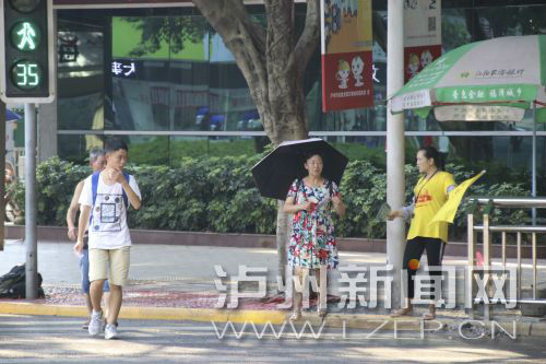 絕大多數(shù)市民都做到了自覺禮讓斑馬線，不橫穿馬路，不翻越欄桿，做到車讓人、人讓車2.JPG