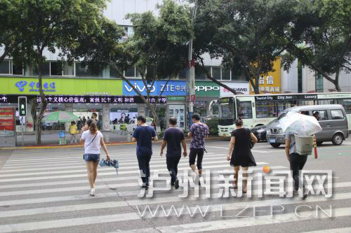 絕大多數(shù)市民都做到了自覺禮讓斑馬線，不橫穿馬路，不翻越欄桿，做到車讓人、人讓車